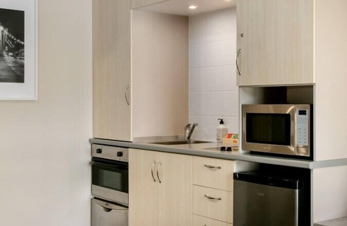 Gisborne Apartment | Apartment with pool 600m to CBD
