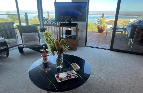 Coles Bay House | Aperture - 3-bedrooms house with Stunning Views framing your Escape!