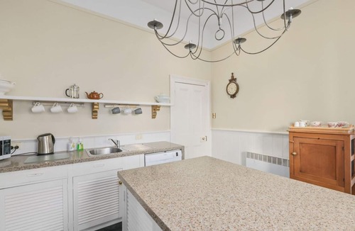 Launceston CBD Cottage | Aphrodites love is in the air.