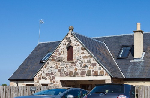 Linlithgow Apartment | Appletree Cottage - sleeps 8 guests in 3 bedrooms