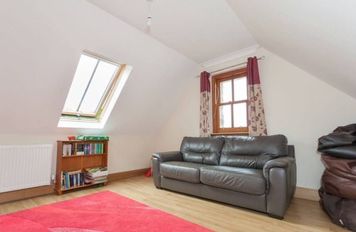 Linlithgow Apartment | Appletree Cottage - sleeps 8 guests in 3 bedrooms