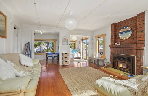 Lauderdale House | Aqua Beachfront ! Sleeps 8, 3 x QS Beds and 2 Single Beds
