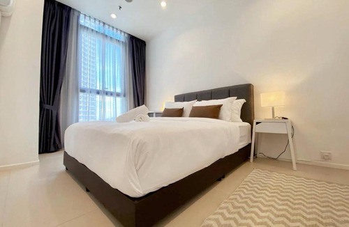 Mont Kiara Apartment | Arcoris Mont Kiara 1 to 5 pax Minimalist Modern Netflix