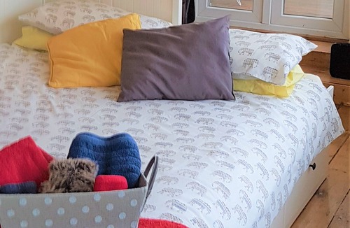 Tollcross Apartment | Auld Pottery - Charming & Central gem in the heart of the city centre