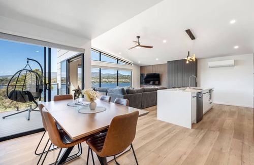 Austins Ferry Apartment | Austins Ferry Haven Modern Waterfront Retreat