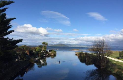 Ngongotaha House | Authentic Kiwi Lodge by the Lake