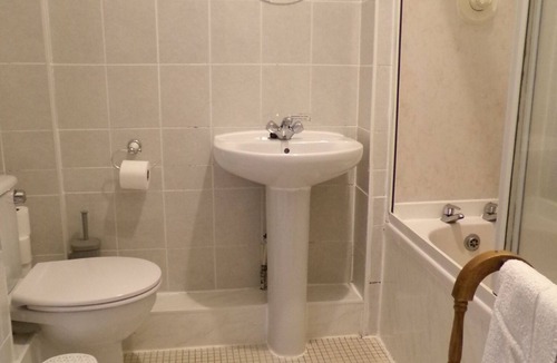 Tollcross House | Averon Guest House