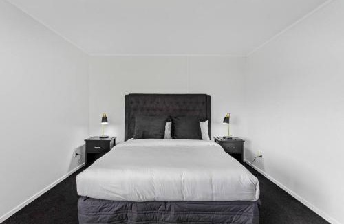 Manukau City Apartment | Awesome Designer 3BR Apt in the Heart of Manukau