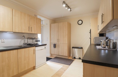 Inverness City Centre Cottage | BALLINREICH, family friendly, with a garden in Inverness