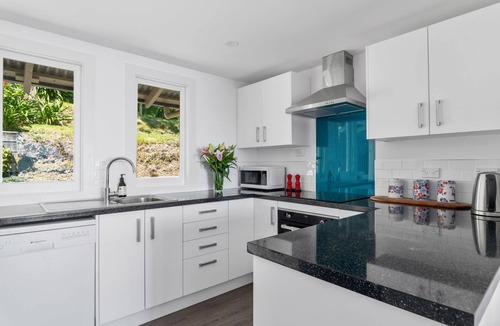 Tahunanui House | Bayview Bungalow - Nelson Holiday Home