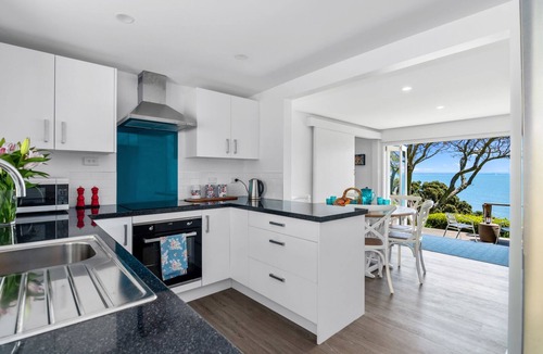 Tahunanui House | Bayview Bungalow - Nelson Holiday Home