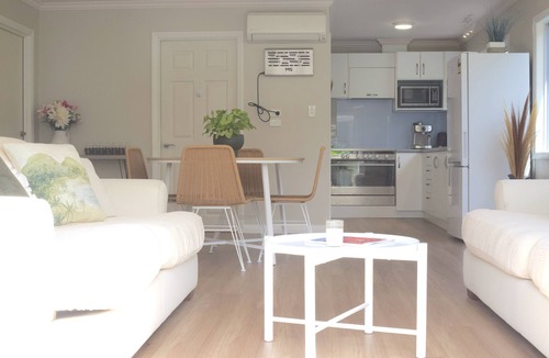 Gisborne Apartment | Beach Guest House - directly across the road from Wainui beach