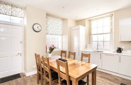 North Berwick Apartment | Beachfront 3 bedroom ground floor luxury holiday apartment in North Berwick with parking