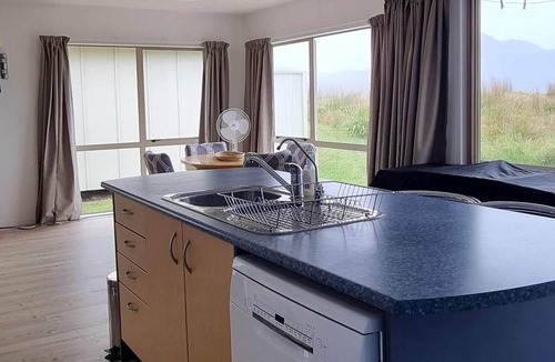 Kennedy Bay Apartment | BEACHFRONT Modern Holiday Rental at Kennedy Bay