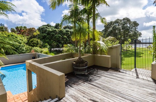 Castor Bay Cottage | Beachside Holiday - Castor Bay Holiday Apartment