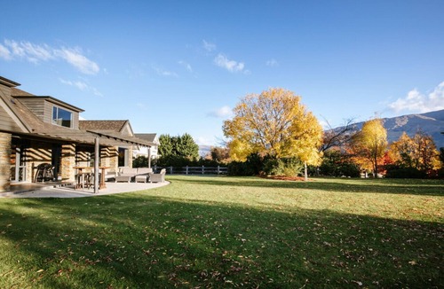 Wanaka Villa | Beacon Point Retreat Hosted by NZSIR Luxury Rental Homes