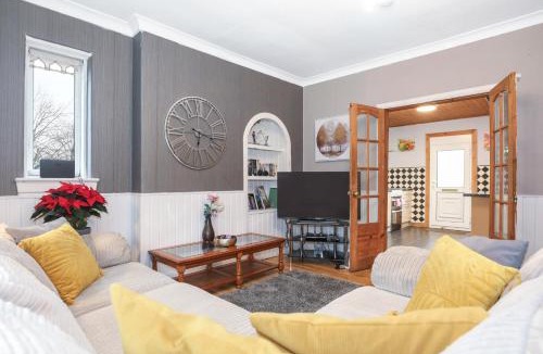 Gilmerton House | Beautiful 4 Bedroom Cottage - Free Parking