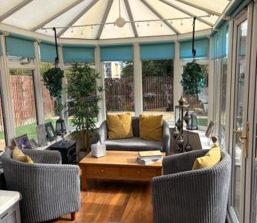 Blackburn Apartment | Beautiful House with secure pet friendly garden Edinburgh South