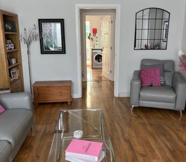 Blackburn Apartment | Beautiful House with secure pet friendly garden Edinburgh South