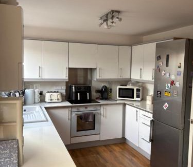 Blackburn Apartment | Beautiful House with secure pet friendly garden Edinburgh South