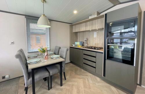 Lockerbie House | Beautiful Luxury Lakeside Lodge Hot Tub Views Pass the Keys