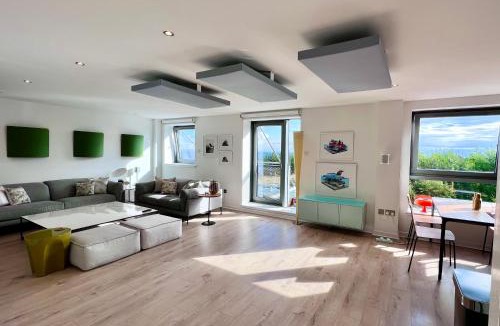 Newhaven Apartment | Beautiful modern sea-side apartment in the city