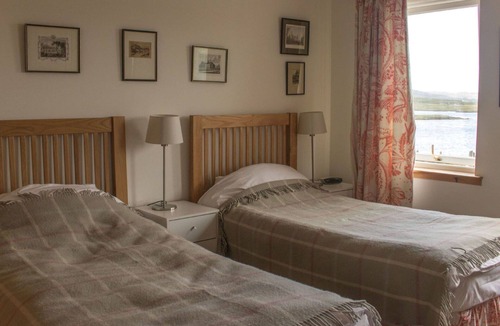 Dunvegan House | Beautiful private villa for 6 people with WIFI, TV, patio, pets allowed and parking