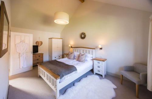 Killin Villa | Beautiful river fronted house with private hot tub
