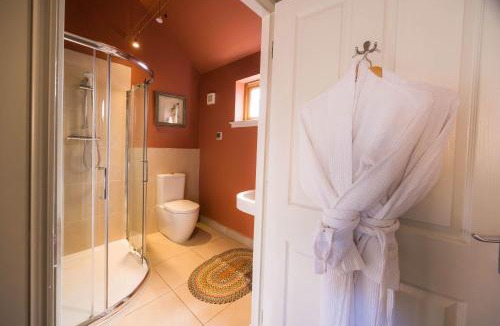 Killin Villa | Beautiful river fronted house with private hot tub