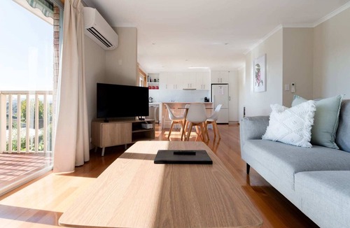 West Launceston House | Beautiful & Sunny Home: Close to the CBD & Gorge