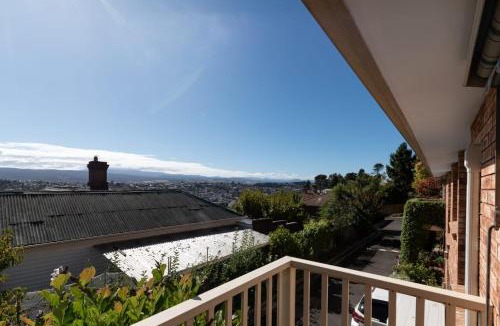 West Launceston House | Beautiful Sunny Home: Close to the CBD & Gorge