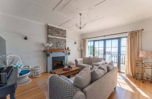 Parklands House | Beautifully Renovated Retreat Modern Comfort with Outdoor Entertaining