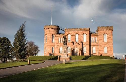 Inverness City Centre Apartment | Bed on the Brae