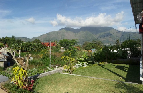 Bangli Bed & Breakfast | Bedroom of 5 pax Gold Kintamani