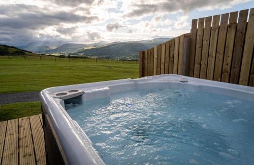 Aberfeldy House | Beinn A Ghlo Luxury Glamping Pod with Hot Tub & Pet Friendly at Pitilie Pods
