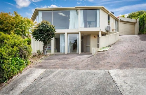 Bellerive House | BELLA VISTA. Large Family Home. Views Forever.