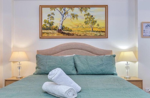 Berkeley Vale House | 'Berkeley Studio' by HolidayCo