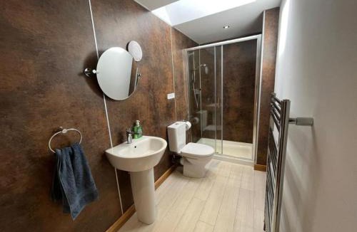 Peterhead Apartment | Berryhill East Steading - 3 bedroom 2 bathroom self-catering - sleeps 6 - Private off-road parking - Yard & Shed - Suit Contractors - Peterhead 1 mile - Newly Refurbished - Underfloor Heating - Drying Room - Golf Driving Range - Cafe - Extensive Footpaths