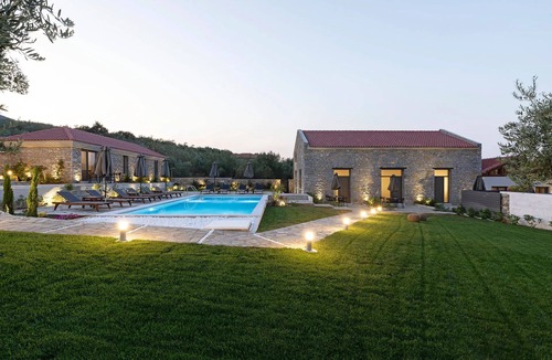 Sourpi House | BH1006 - C - Suite Magnisia