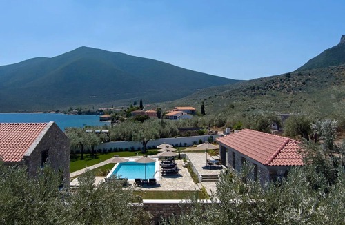 Sourpi House | BH1007 - C - Suite Magnisia