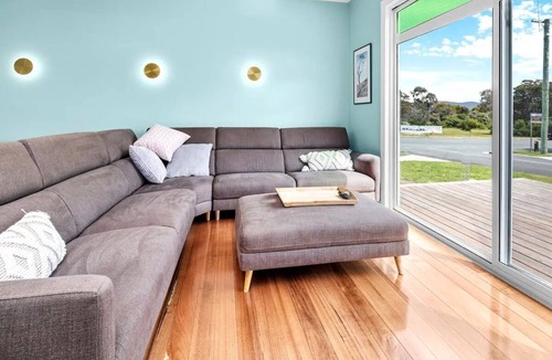 Bicheno Apartment | Bicheno Beach House - Location Location!