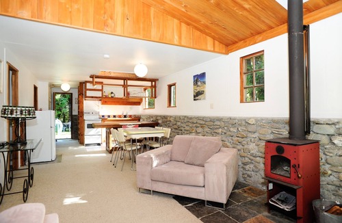 Makarora Cottage | Birdsong Cottage - nestled up against Mt Aspiring National Park with Spa