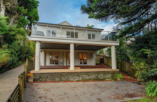 Titirangi House | Birdsong Retreat - Titirangi Holiday Home