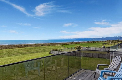 Waiotahi House | Black Bach- Beachfront Paradise Retreat
