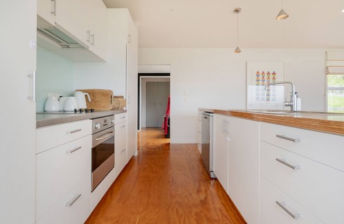 Kuaotunu House | Black House Lookout - Kuaotunu Holiday Home