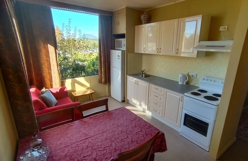 Deloraine Apartment | Blakes Manor Self Contained Heritage Accommodation