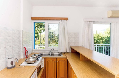 Kerameies Apartment | BlueWhite Studio - Mountain Vistas by the Pool