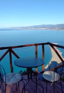 Tindari Apartment | Bouganville a Villa Greco