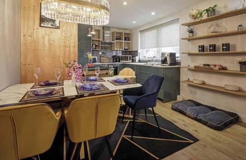 Findhorn Condo | Boutique Beachside Apartment with Jacuzzi Bath