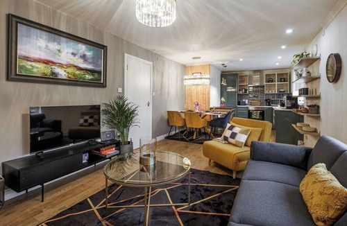 Findhorn Condo | Boutique Beachside Apartment with Jacuzzi Bath